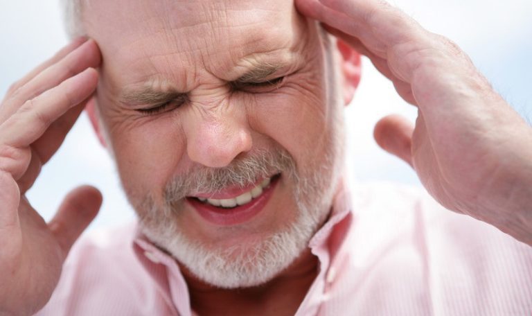 اسباب صداع فوق العين اليمني