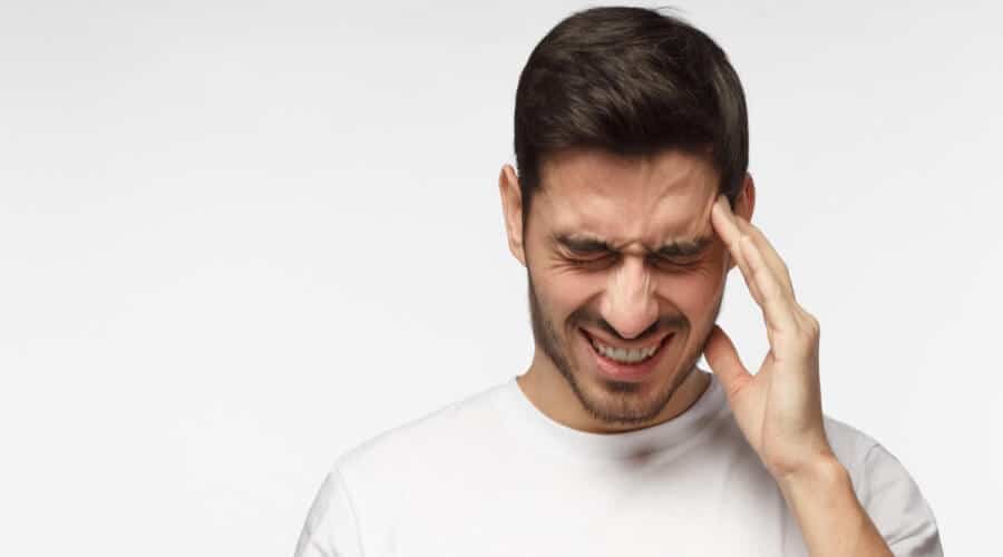 اسباب صداع فوق العين اليمني