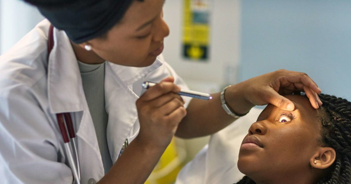 الفرق بين الأخصائي والاستشاري في طب العيون