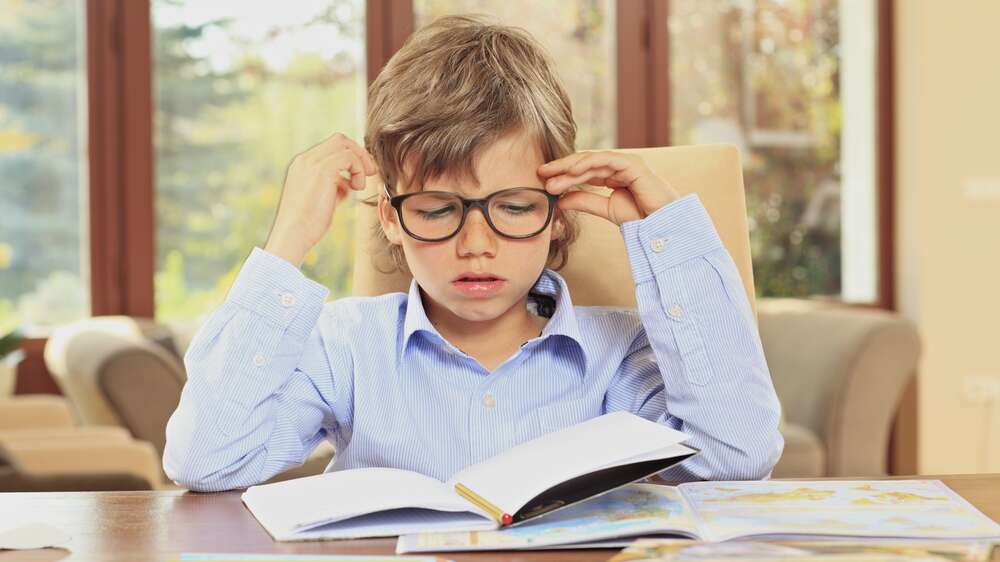 هل يتحسن طول النظر عند الأطفال .. كل شيء عن طول النظر لدى الصغار