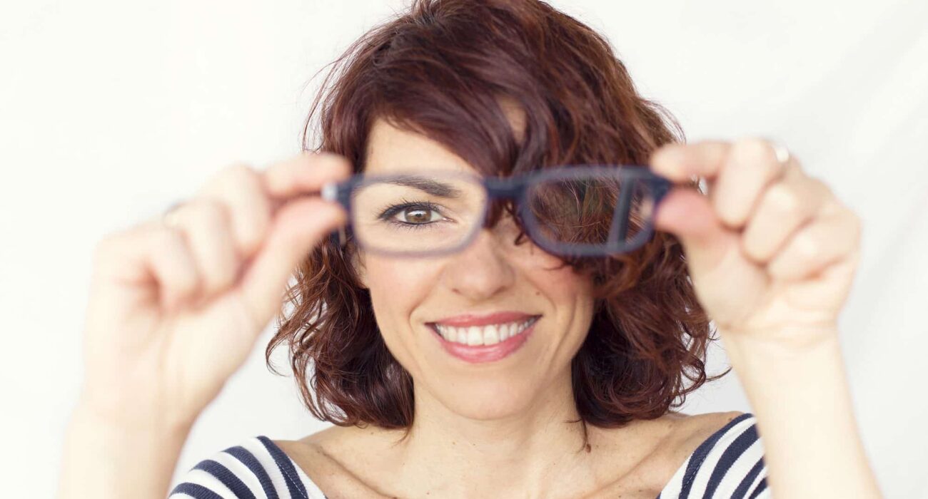 عيوب نظارة القراءة .. مضايقات يومية من ارتداء نظارات القراءة يجب أن تعرفها