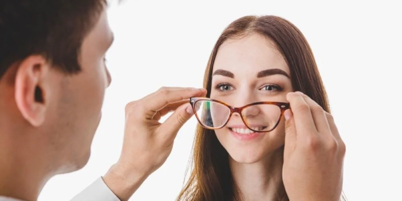 علاج انحراف القرنية باستخدام النظارات الطبية