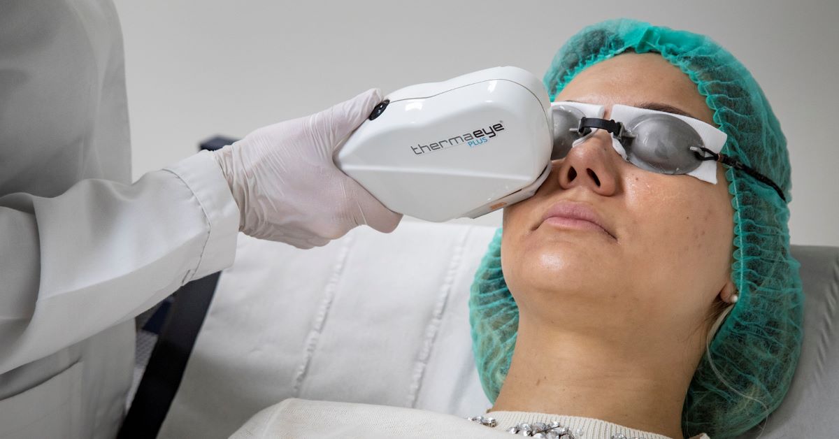 علاج جفاف العين بالضوء النبضي المكثف (IPL)