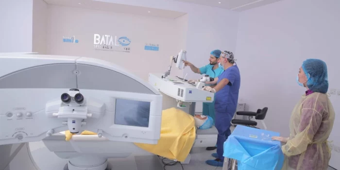 أطباء تصحيح النظر في مركز بطل التخصصي للعيون بجدة