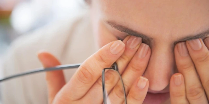 من هم الأكثر عرضة للإصابة بالومضات الضوئية في العين؟