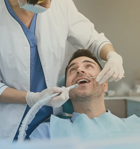 علاجات الأسنان التجميلية والزرعات