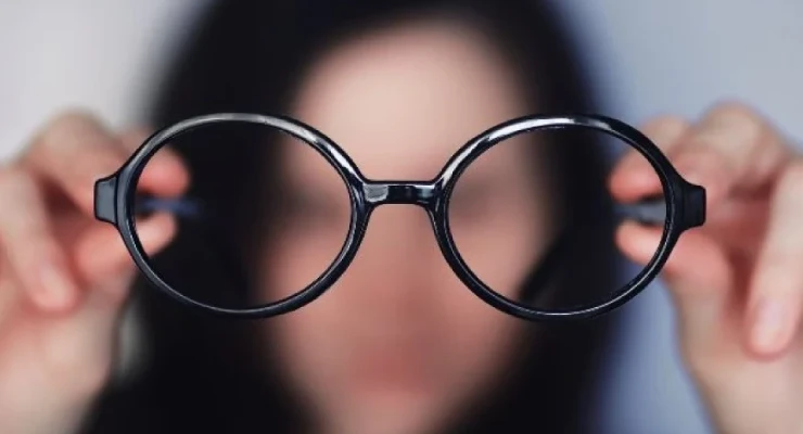 Symptoms of double vision that require a visit to the doctor