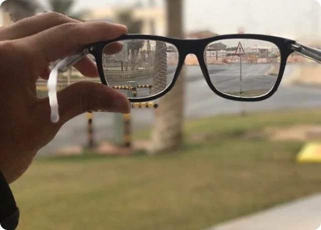 هل ارتداء النظارات يحسن البصر؟