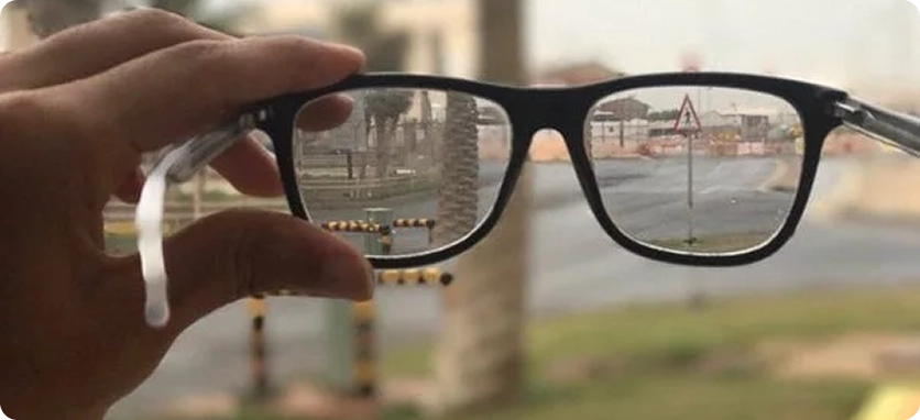 هل ارتداء النظارات يحسن البصر؟